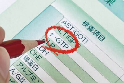 γ-GTPが高い原因は「お酒」だけじゃない。薬・脂肪肝・睡眠不足で上がる理由と、3ヶ月で数値を下げる生活改善の具体策のアイキャッチ画像