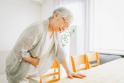 高齢者の便秘はなぜ増える～薬の副作用、水分不足、運動不足が腸に与えるダメージと解消法を消化器病専門医が解説のアイキャッチ画像